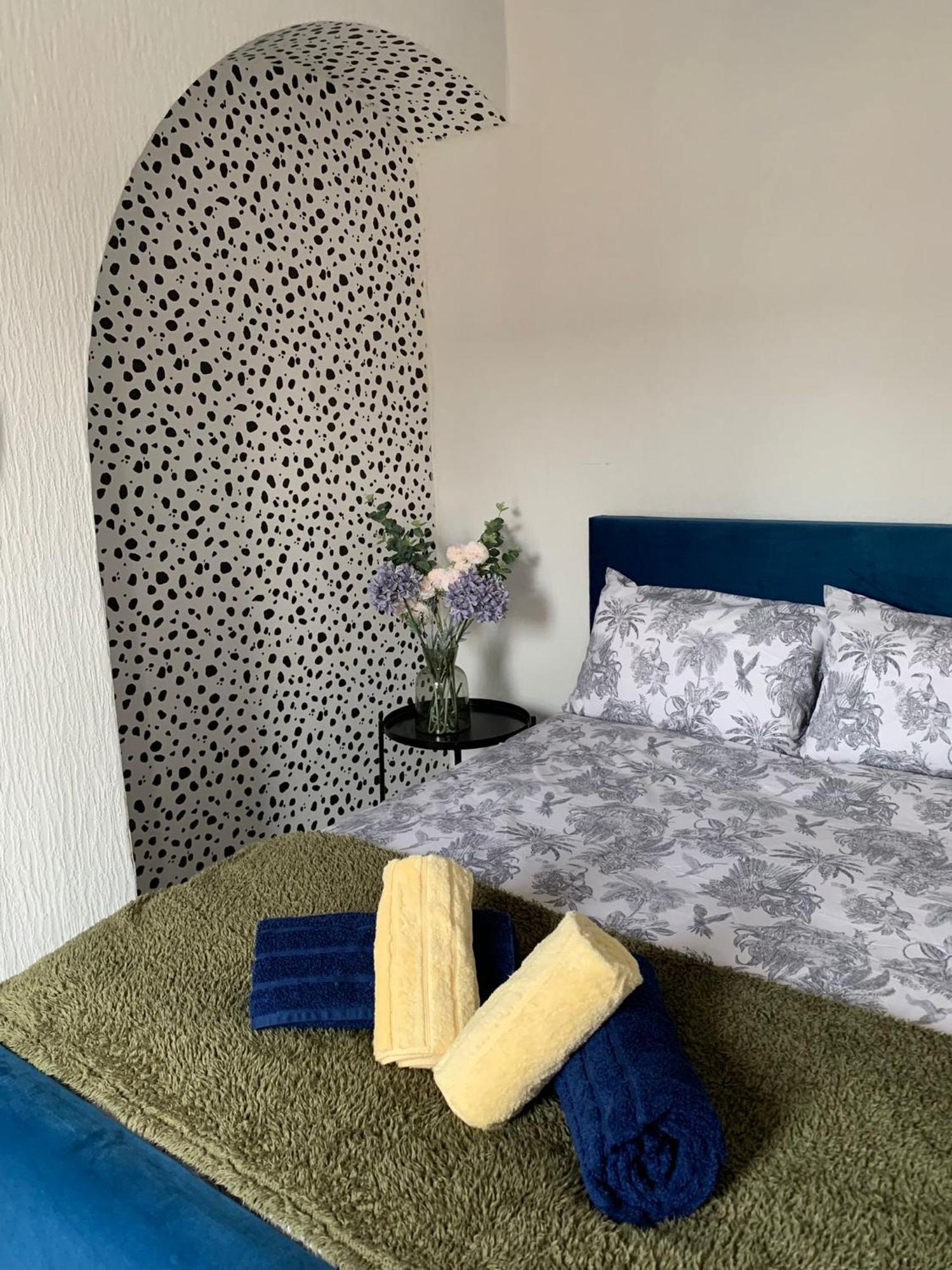 House Of Cosy Dots Villa Northampton Room photo